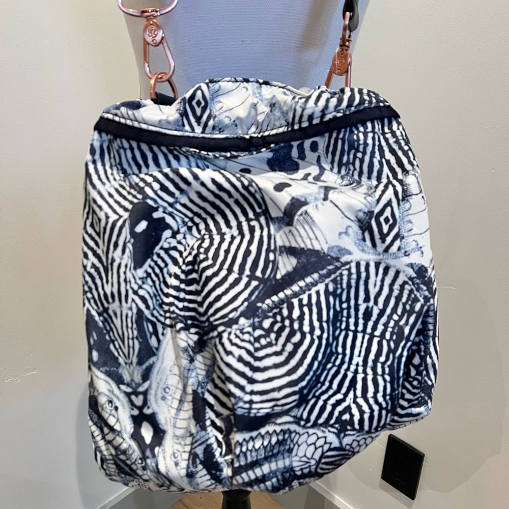 🤩 NWT Lululemon Diversity Bag Winged Mosaic White Naval Blue - Picture 9 of 16